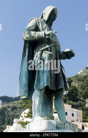 Statue de Flavio Gioia sur la place de la ville d'Amalfi sur la côte amalfitaine en Italie Banque D'Images