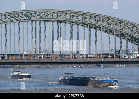 Zwei Schubschiffe unter der Hohenzollernbrücke in Köln auf dem Rhein. Auf der Brücke fährt ein Güterzug *** deux bateaux-poussoirs sous la Banque D'Images