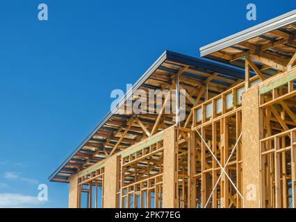 Toit et mur d'une maison partiellement construite en construction Banque D'Images