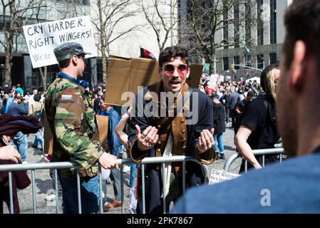 Le 04 avril 2023, des étudiants anti-Trump démontreront des partisans de Trump du côté opposé à Collect Pond Park près de la cour criminelle de Manhattan. Banque D'Images