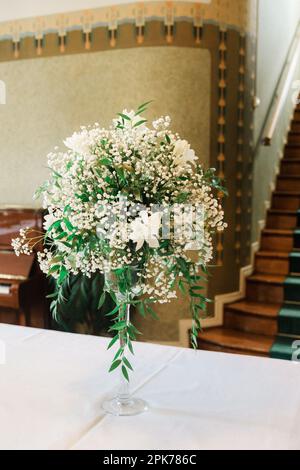 Bouquet de mariage de fleurs blanches dans vase sur table Banque D'Images