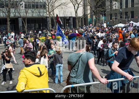 Le 04 avril 2023, des étudiants anti-Trump démontreront des partisans de Trump du côté opposé à Collect Pond Park près de la cour criminelle de Manhattan. Banque D'Images