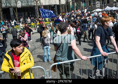 Le 04 avril 2023, des étudiants anti-Trump démontreront des partisans de Trump du côté opposé à Collect Pond Park près de la cour criminelle de Manhattan. Banque D'Images