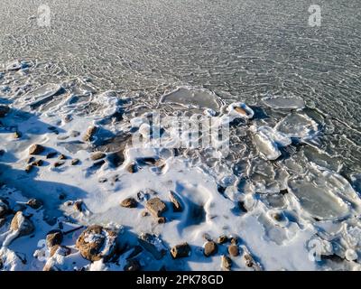 Vue aérienne de drone sur la fonte de glace sur la rive de la mer. Jour d'hiver ensoleillé, Estonie Banque D'Images