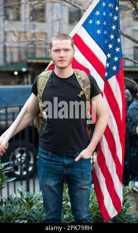 Le défenseur du président Trump défend le drapeau des États-Unis devant le palais de justice de Manhattan, à New York, aux États-Unis, lors de l'RAID de Trump. 04 avril 2023. Banque D'Images