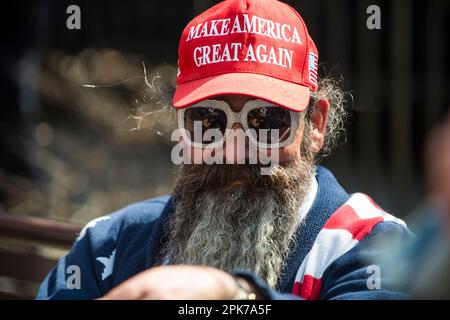 Un supporter du président Trump portant UN chapeau MAGA devant le palais de justice de Manhattan, New York, États-Unis. 04 avril 2023. Banque D'Images