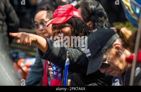 Un supporter du président Trump portant UN chapeau MAGA devant le palais de justice de Manhattan, New York, États-Unis. 04 avril 2023. Banque D'Images
