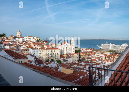 Vue panoramique sur la vieille ville de Lisbonne dans le quartier d'Alfama à Lisbonne, Portugal Banque D'Images