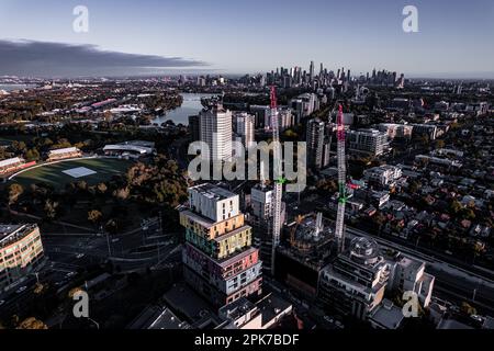 La ligne d'horizon de Melbourne avec des grues de construction en premier plan. Banque D'Images