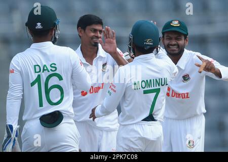 Taijul Islam célèbre après avoir reçu Harry Tector de cricket pendant le troisième jour du seul test match entre le Bangladesh et l'Irlande à Sher-e-Bangla Na Banque D'Images