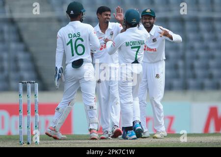 Taijul Islam célèbre après avoir reçu Harry Tector de cricket pendant le troisième jour du seul test match entre le Bangladesh et l'Irlande à Sher-e-Bangla Na Banque D'Images