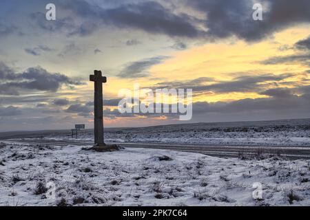 Ralph's Cross dans la neige avec le soleil se lève Banque D'Images