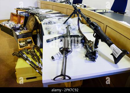 Flensburg, Allemagne. 06th avril 2023. Des armes et des munitions sont exposées dans la salle d'audience. Dans le procès pour violation de la Loi sur les armes, le défendeur est accusé d'avoir recueilli les articles dans sa maison sans avoir le permis requis. Comme l'homme de 66 ans a comparu sans avocat, le procès a été ajourné jusqu'à 13 avril 2023. Credit: Frank Molter/dpa/Alay Live News Banque D'Images