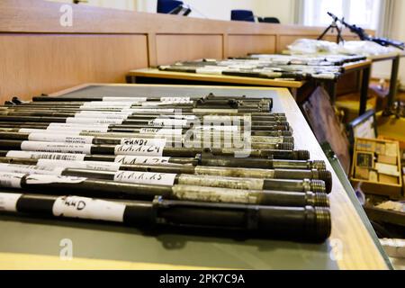 Flensburg, Allemagne. 06th avril 2023. Les canons des armes à feu se trouvent sur une table dans la salle d'audience. Dans le procès pour violation de la loi sur les armes, le défendeur est accusé d'avoir recueilli des armes et des munitions dans sa maison sans avoir le permis nécessaire. Comme l'homme de 66 ans a comparu sans avocat, le procès a été ajourné jusqu'à 13 avril 2023. Credit: Frank Molter/dpa/Alay Live News Banque D'Images