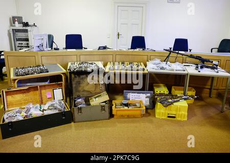 Flensburg, Allemagne. 06th avril 2023. Des armes et des munitions sont exposées dans la salle d'audience. Dans le procès pour violation de la Loi sur les armes, le défendeur est accusé d'avoir recueilli les articles dans sa maison sans avoir le permis requis. Comme l'homme de 66 ans a comparu sans avocat, le procès a été ajourné jusqu'à 13 avril 2023. Credit: Frank Molter/dpa/Alay Live News Banque D'Images