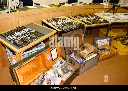 Flensburg, Allemagne. 06th avril 2023. Des armes et des munitions sont exposées dans la salle d'audience. Dans le procès pour violation de la Loi sur les armes, le défendeur est accusé d'avoir recueilli les articles dans sa maison sans avoir le permis requis. Comme l'homme de 66 ans a comparu sans avocat, le procès a été ajourné jusqu'à 13 avril 2023. Credit: Frank Molter/dpa/Alay Live News Banque D'Images