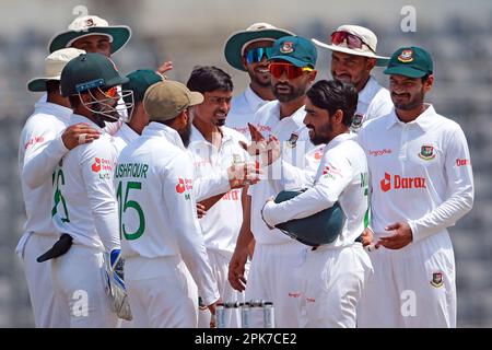 Taijul Islam célèbre après avoir reçu Harry Tector de cricket pendant le troisième jour du seul test match entre le Bangladesh et l'Irlande à Sher-e-Bangla Na Banque D'Images