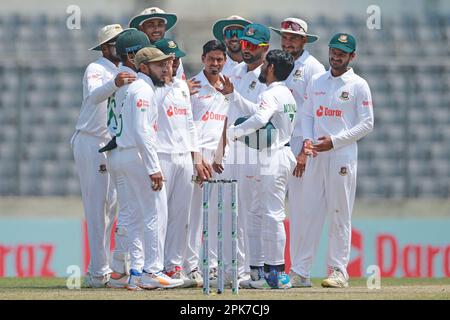 Taijul Islam célèbre après avoir reçu Harry Tector de cricket pendant le troisième jour du seul test match entre le Bangladesh et l'Irlande à Sher-e-Bangla Na Banque D'Images