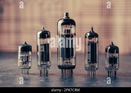 Vieilles lampes à diodes de différentes tailles sur une table, gros plan. Plusieurs tubes à vide différents pour les anciennes radios et téléviseurs Banque D'Images