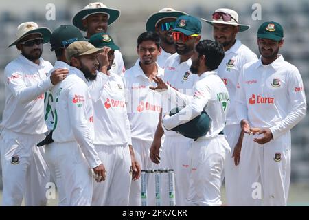 Taijul Islam célèbre après avoir reçu Harry Tector de cricket pendant le troisième jour du seul test match entre le Bangladesh et l'Irlande à Sher-e-Bangla Na Banque D'Images