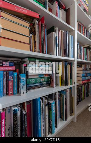 Bibliothèque en bois blanc bien rempli dans une bibliothèque à la maison, Royaume-Uni Banque D'Images