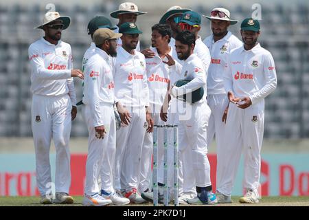 Taijul Islam célèbre après avoir reçu Harry Tector de cricket pendant le troisième jour du seul test match entre le Bangladesh et l'Irlande à Sher-e-Bangla Na Banque D'Images