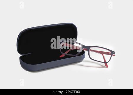 Une paire de lunettes Mo Debiles dans un étui de protection sur une surface blanche Banque D'Images