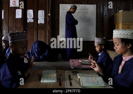 6 avril 2023, Sleman, région spéciale de Yogyakarta, Indonésie: Les élèves souffrant de troubles de l'audition lisent le Coran en utilisant le langage des signes à l'école d'arraisonnement islamique Darul Ashom, Sleman, région spéciale de Yogyakarta. La première et la seule école d'internat islamique sourde en Indonésie est actuellement un lieu d'étude pour 129 personnes sourdes handicapées. Darul Ashom Islamic Boarding School utilise le Livre jaune comme l'un des principaux ouvrages de référence dans l'administration de son éducation. Chaque jour, les élèves relent et mémorisent l'Al-Coran dans le cadre de leur routine. Les étudiants sont uniquement autorisés à se rencontrer Banque D'Images