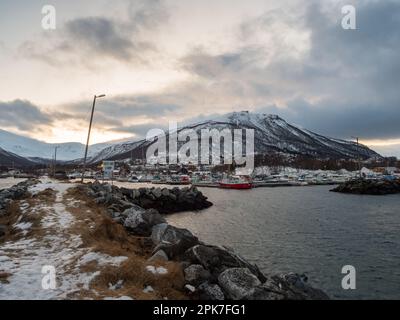 Tromso, Norvège - janvier 2020 : vue depuis la marina sur les mouintons couverts de neige pendant la nuit polaire. Paysage de la région du cercle arctique en hiver. Banque D'Images