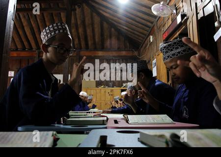 6 avril 2023, Sleman, région spéciale de Yogyakarta, Indonésie: Les élèves souffrant de troubles de l'audition lisent le Coran en utilisant le langage des signes à l'école d'arraisonnement islamique Darul Ashom, Sleman, région spéciale de Yogyakarta. La première et la seule école d'internat islamique sourde en Indonésie est actuellement un lieu d'étude pour 129 personnes sourdes handicapées. Darul Ashom Islamic Boarding School utilise le Livre jaune comme l'un des principaux ouvrages de référence dans l'administration de son éducation. Chaque jour, les élèves relent et mémorisent l'Al-Coran dans le cadre de leur routine. Les étudiants sont uniquement autorisés à se rencontrer Banque D'Images