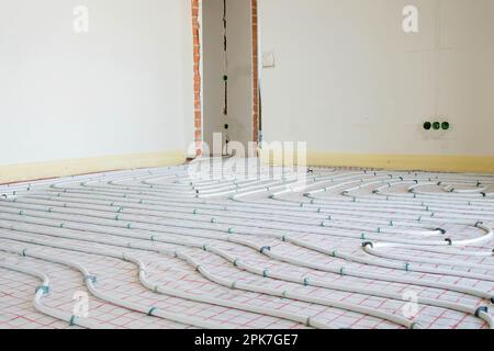 Installation de tuyaux de chauffage au sol pour le chauffage de l'eau. Systèmes de chauffage. Tuyaux pour le chauffage au sol Banque D'Images