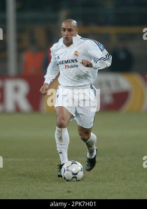 Dortmund, Allemagne. 25th févr. 2003. ARCHIVE PHOTO: Roberto CARLOS 50 ans sur 10 avril 2023, 02SN RCarlos 2502SP.jpg Roberto CARLOS, Brésil, Soccer, Real Madrid, action individuelle, HF. ?Sven Simon#Huyssenallee 40-42#45128 E ssen#tel 0201/234556 télécopie. 0201/234539 compte 1428150 C ommerzbank E ssen BLZ 36040039 www.SvenSimon.net. Credit: dpa/Alay Live News Banque D'Images