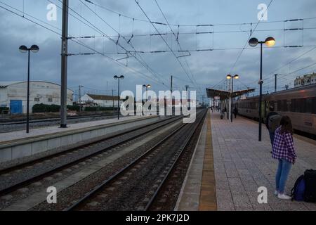 PORTO, PORTUGAL - 29 OCTOBRE 2022 Station de Campanha plates-formes vides par temps gris Banque D'Images