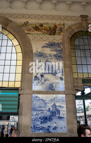 PORTO, PORTUGAL - 30 OCTOBRE 2022 à l'intérieur de la gare de São Bento Banque D'Images