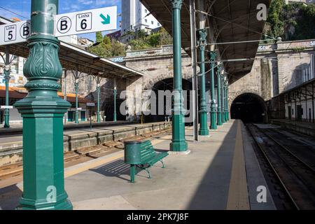 PORTO, PORTUGAL - 30 OCTOBRE 2022 à l'intérieur de la gare de São Bento Banque D'Images