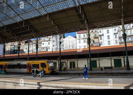 PORTO, PORTUGAL - 30 OCTOBRE 2022 à l'intérieur de la gare de São Bento Banque D'Images