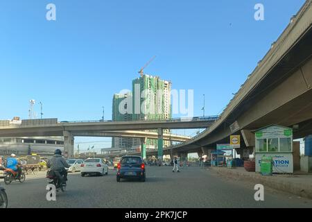 Route principale de Korangi trafic Karachi. Gora Qabrustan Cantt Karachi Banque D'Images