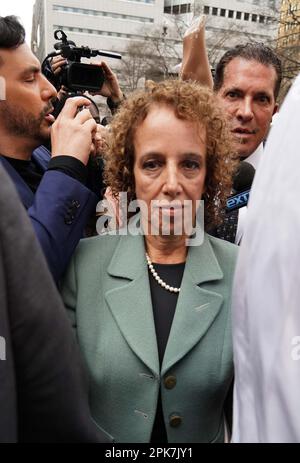 New York, États-Unis. 3rd avril 2023. Susan Necheles et Joe Tacopina (arrière), les avocats de Donald Trump, vus à l'extérieur du bâtiment de la cour criminelle de Manhattan, après que Donald Trump ait été inculpé pour 34 crimes. (Credit image: © Catherine Nance/SOPA Images via ZUMA Press Wire) USAGE ÉDITORIAL SEULEMENT! Non destiné À un usage commercial ! Banque D'Images