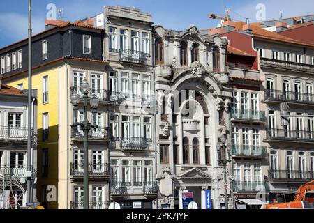 PORTO, PORTUGAL - 30 OCTOBRE 2022 devant la gare de São Bento Banque D'Images