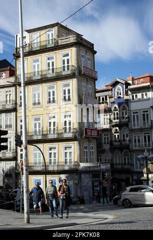 PORTO, PORTUGAL - 30 OCTOBRE 2022 devant la gare de São Bento Banque D'Images