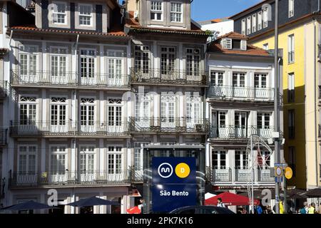 PORTO, PORTUGAL - 30 OCTOBRE 2022 devant la gare de São Bento Banque D'Images