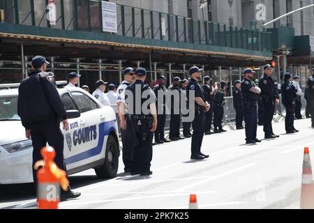 New York, États-Unis. 3rd avril 2023. La police et plusieurs agences sécurisent la sécurité alors que le public et les médias attendent devant le tribunal pénal de Manhattan alors que Donald Trump est inculpé de 34 accusations de crimes. (Credit image: © Catherine Nance/SOPA Images via ZUMA Press Wire) USAGE ÉDITORIAL SEULEMENT! Non destiné À un usage commercial ! Banque D'Images