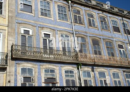 PORTO, PORTUGAL - 30 OCTOBRE 2022 devant la gare de São Bento Banque D'Images