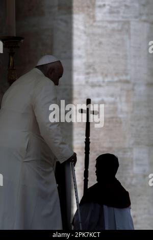 Vatican, Vatican, le 2 avril 2023. Le pape François préside la messe du dimanche des palmiers à Saint-François Place Pierre Banque D'Images