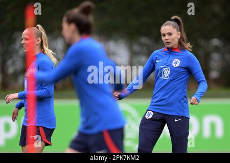 ZEIST - Lieke Martens de Hollande lors d'une session de formation de l'équipe nationale féminine de football des pays-Bas sur 6 avril 2023 à Zeist, pays-Bas. Les Lionnes d'Orange se préparent à des rencontres internationales amicales contre l'Allemagne et la Pologne. ANP GERRIT VAN KOLOLEN Banque D'Images