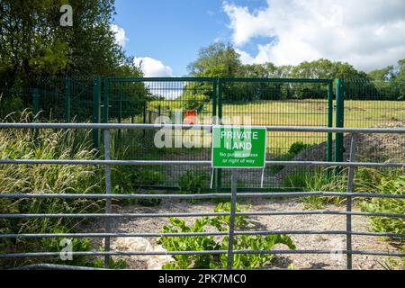 Terrain privé aucun accès public ou panneau de droit de passage devant les portes doubles, Royaume-Uni Banque D'Images