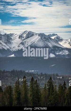 Une vue magnifique sur les Hautes Tatras depuis le col de Łapszanka. Paysage de montagne dans l'environnement. Montagnes Tatra, Pologne Banque D'Images