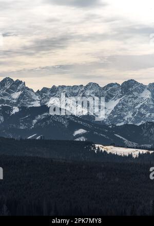 Une vue magnifique sur les Hautes Tatras depuis le col de Łapszanka. Paysage de montagne dans l'environnement. Montagnes Tatra, Pologne Banque D'Images