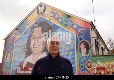 Le député de Sinn Fein et l'ancien attaquant de la faim Pat Sheehan qui a été libéré tôt en vertu de l'Accord du Vendredi Saint aux bureaux de Sinn Fein sur le chemin Falls à Belfast. Date de la photo: Jeudi 23 mars 2023. M. Sheehan, aujourd'hui un éminent politicien de Sinn Fein, a déclaré que lui et les autres détenus ont clairement indiqué qu'ils ne voulaient pas que la direction républicaine soit « maintenue sur un canon » juste pour assurer leur liberté. Banque D'Images