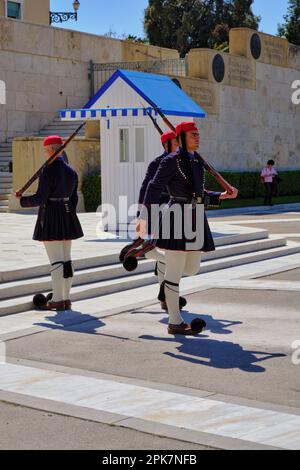 Gardes présidentiels effectuant des cérémonies de changement devant la tombe du Soldat inconnu, Athènes Banque D'Images